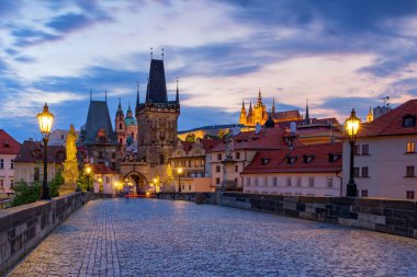 Günbatımında Prag 'daki Charles Köprüsü. Prag, Çek Cumhuriyeti. Charles Bridge (Karluv Most) ve Old Town Tower. Vltava Nehri ve Charles Köprüsü. Dünya seyahati, gezi ve turizm kavramı.