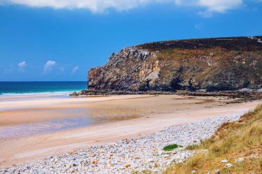 Presqu 'ile de Crozon' daki Beach Anse de Pen Hat, Parc naturel bölgesel d 'Armorique. Finistere Bölümü, Crozon. Brittany (Bretagne), Fransa.