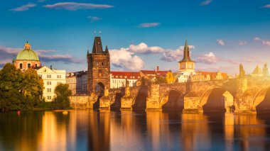 Çek Cumhuriyeti Prag 'daki Charles Köprüsü. Prag, Çek Cumhuriyeti. Charles Bridge (Karluv Most) ve Old Town Tower. Vltava Nehri ve Charles Köprüsü. Dünya seyahati, gezi ve turizm kavramı.