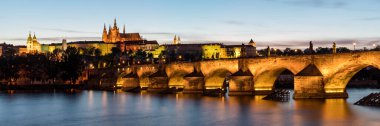 Çek Cumhuriyeti Prag 'daki Charles Köprüsü. Prag, Çek Cumhuriyeti. Charles Bridge (Karluv Most) ve Old Town Tower. Vltava Nehri ve Charles Köprüsü. Dünya seyahati, gezi ve turizm kavramı.