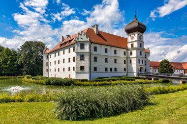 Schloss Hohenkammer castle in Bavaria, Germany. Hohenkammer Castle is a listed castle in Hohenkammer in the district of Freising in Upper Bavaria, Germany.