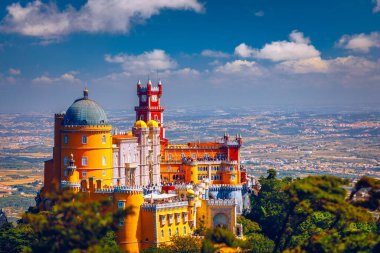 Sintra 'daki Pena Sarayı. Lizbon, Portekiz. Avrupa seyahatleri, Portekiz 'de tatiller. Pena Sarayı Panoramik Manzarası, Sintra, Portekiz. Pena Ulusal Sarayı, Sintra, Portekiz. 