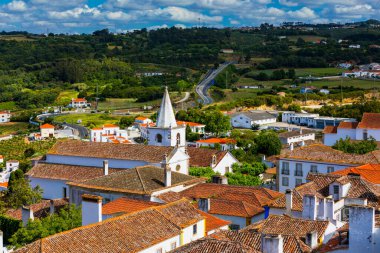 Portekiz 'in Obidos şehrinde ortaçağ kalesi, Lizbon, Portekiz yakınlarında tarihi duvarlarla çevrili Obidos kasabası var. Portekiz, Obidos Ortaçağ Kasabası 'nın güzel manzarası. 