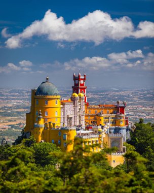 Sintra 'daki Pena Sarayı. Lizbon, Portekiz. Avrupa seyahatleri, Portekiz 'de tatiller. Pena Sarayı Panoramik Manzarası, Sintra, Portekiz. Pena Ulusal Sarayı, Sintra, Portekiz. 