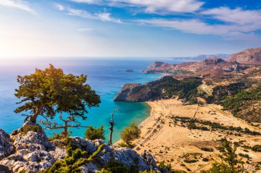 Yukarısından altın kum manzaralı Tsampika plajı, Rodos, Yunanistan. Gökkuşları ünlü Tsampika, Rodos adası, Dodecanese, Yunanistan sahillerine bakıyor