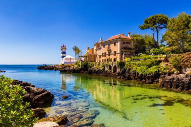 Santa Marta deniz feneri ve belediye müzesi, Cascais, Lizbon, Portekiz. Cascais Portekiz 'deki Santa Marta Deniz Feneri Müzesi. Güzel bir günde Santa Marta Plajı' ndan görüldüğü gibi. Cascais, Portekiz.