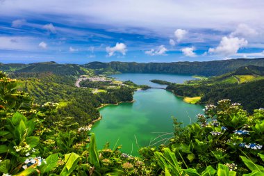 Yedi Şehrin Şaşırtıcı Gölü (Lagoa Das 7 Cidades), Sao Miguel Azores, Portekiz. Yedi Şehrin Gölü, Sao Miguel Adası, Azores. Okyanus, anten. Sao Miguel, Azores, Portekiz.