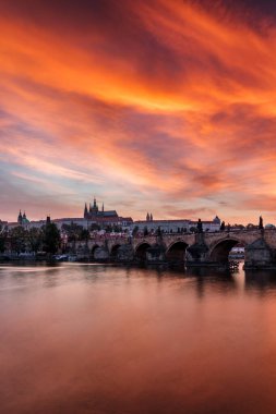Çek Cumhuriyeti Prag 'daki Charles Köprüsü. Prag, Çek Cumhuriyeti. Charles Bridge (Karluv Most) ve Old Town Tower. Vltava Nehri ve Charles Köprüsü. Dünya seyahati, gezi ve turizm kavramı.