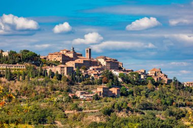 Harika mimarisi ve evleri olan Montepulciano köyü. Tuscany, İtalya 'da eski güzel bir kasaba. İtalya 'nın ortaçağ şehri Montepulciano' nun havadan görünüşü