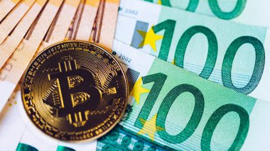 Euro parasına karşılık Altın Bitcoin. Bitcoin şifreli para birimi. Kripto para birimi konsepti. Avro banknotlu Bitcoin. Avro banknotlarına istiflenmiş bitcoin 'ler.