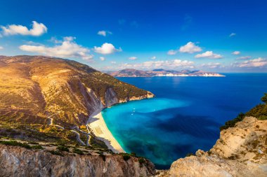 Yunanistan 'ın başkenti Kefalonia' dan ünlü Myrtos plajı. Myrtos Sahili, Kefalonia Adası, Yunanistan. Myrtos Sahili, İyon Adası, Kefalonya (Cephalonia), Yunanistan.