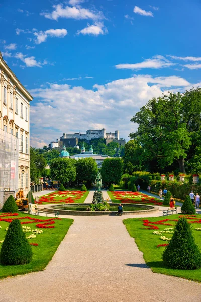 位于奥地利萨尔茨堡 是著名的米拉威尔花园的美丽景观 其背景是古老的历史要塞霍亨萨尔茨堡 奥地利萨尔茨堡有历史要塞的著名米拉贝尔花园 — 图库照片