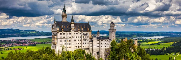 德国巴伐利亚Fussen附近的Neuschwanstein Fairytale城堡 著名的纽什万斯坦城堡 德国巴伐利亚西南部Fussen附近的Hohenschwangau村 — 图库照片