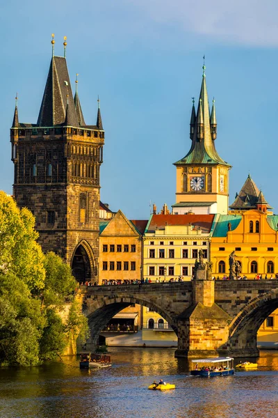 查尔斯桥 捷克共和国布拉格查尔斯桥旧城和旧城塔 布拉格古城和标志性的查尔斯桥 捷克共和国 查尔斯桥 卡鲁夫莫斯特 和古城塔 — 图库照片
