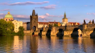 Çek Cumhuriyeti Prag 'daki Charles Köprüsü, Prag, Çek Cumhuriyeti. Charles Bridge (Karluv Most) ve Old Town Tower. Vltava Nehri ve Charles Köprüsü, dünya seyahati, gezi ve turizm konsepti.