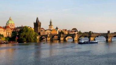Çek Cumhuriyeti Prag 'daki Charles Köprüsü, Prag, Çek Cumhuriyeti. Charles Bridge (Karluv Most) ve Old Town Tower. Vltava Nehri ve Charles Köprüsü, dünya seyahati, gezi ve turizm konsepti.