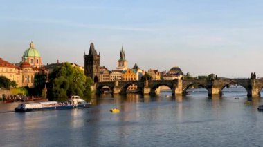 Çek Cumhuriyeti Prag 'daki Vltava nehri üzerindeki Eski Şehir İskelesi mimarisi ve Charles Köprüsü manzaralı. Prag ikonu Charles Bridge (Karluv Most) ve Eski Şehir Köprüsü Kulesi, Çek Cumhuriyeti.