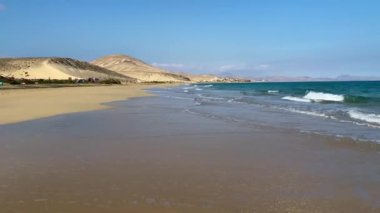 Uçsuz bucaksız ufku olan harika Coffee Plajı. Arka planda volkanik tepeler ve Atlantik Okyanusu. Coffee Beach, Fuerteventura, Kanarya Adaları, İspanya. Playa de Coffee, Fuerteventura, Kanarya Adaları.