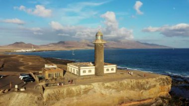 Punta de Jandia deniz feneri yukarıdan, hava mavisi deniz, Fuerteventura, Kanarya Adası, İspanya. Punta Jandia deniz feneri (Faro de Punta Jandia). Fuerteventura, Kanarya Adası, İspanya.