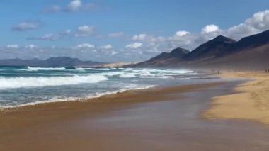 Uçsuz bucaksız ufku olan harika Coffee Plajı. Arka planda volkanik tepeler ve Atlantik Okyanusu. Coffee Beach, Fuerteventura, Kanarya Adaları, İspanya. Playa de Coffee, Fuerteventura, Kanarya Adaları.