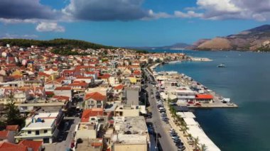Argostoli 'nin (Argostolion), ünlü şehir ve başkenti Cefalonia' nın (Kefalonia), İyon adalarının insansız hava aracı videosu. Argostoli kasabası, Yunanistan 'ın Kefalonia adasının eski belediyesi.