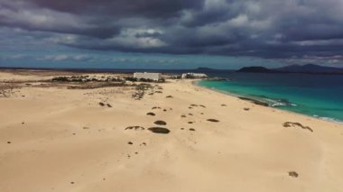 Corralejo Park, Fuerteventura, Kanarya Adaları 'ndaki kumsal manzarası. Corralejo Sahili (Grandes Playas de Corralejo) Fuerteventura, Kanarya Adaları, İspanya. Güzel turkuaz su ve beyaz kum.