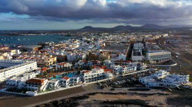 Corralejo havacılık şehri, Fuerteventura liman şehri, İspanya, Kanarya adalarının güzel panoramik manzarası. İspanya 'nın Kanarya Adaları Fuerteventura Adası' ndaki Corralejo kasabasının panoramik hava manzarası.