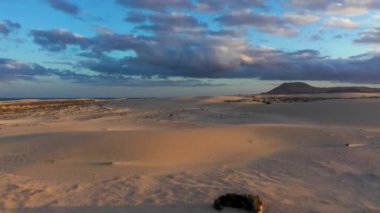 Corralejo Ulusal Parkı (Parque Natural de Corralejo), İspanya 'nın Kanarya Adaları Fuerteventura adasının kuzeydoğu köşesinde yer alan panoramik yüksek açılı hava aracı görüntüsü..
