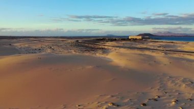 Corralejo Ulusal Parkı (Parque Natural de Corralejo), İspanya 'nın Kanarya Adaları Fuerteventura adasının kuzeydoğu köşesinde yer alan panoramik yüksek açılı hava aracı görüntüsü..