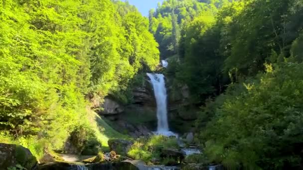 スイスのベルネーゼ オーバーランドにある滝ジェッスバッハ ギースバッハの滝は インターラーケンスイスのブリエンツ湖に流れます スイスのベルネーゼ オーバーランドにあるBrienz湖のGiessbachの滝 — ストック動画