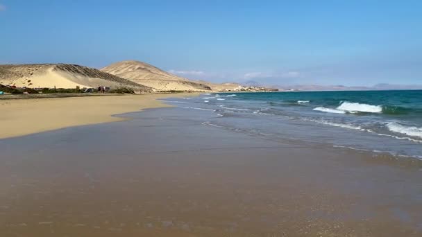 令人惊奇的科费特海滩与无尽的地平线 背景中的火山群山和大西洋 西班牙加那利群岛Fuerteventura的Cofete海滩 加那利群岛Fuerteventura的Playa Cofete — 图库视频影像