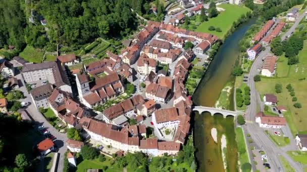 スイスのダブス川沿いにある絵のように美しいスイスのサン ウルサンヌ村 スイスのジュラ州のポルトレニー地区にある村サン ウルサンヌ ウルサンヌジュラスイス — ストック動画