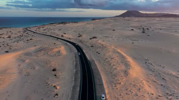 Estrada Sinuosa Através Das Dunas Corralejo Fuerteventura Nas Ilhas Canárias — Vídeo de Stock