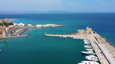 Geyik heykeli olan Mandraki limanı, Heykelin durduğu yer ve Aziz Niklas kalesi. Rodos, Yunanistan. Rodos, Rodos, Yunanistan Heykeli 'nin yerine Hirschkuh heykeli
