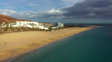 Fuerteventura adasında Morro del Jable kasabasında plaj havadan görünümü (Morro Jable plaj), Kanarya Adaları, İspanya. Kanaryalar'ın en iyi plajlarından biri. Mesafede motorral deniz feneri.
