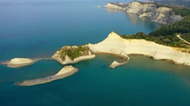 Yunanistan 'ın Korfu adasındaki Cape Drastis' in güzel manzarası. Cape Drastis, toprağın, kayaların ve mavi suların etkileyici oluşumları. Panorama, Korfu, Yunanistan, İyon Adaları..