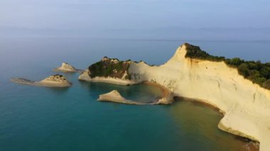 Yunanistan 'ın Korfu adasındaki Cape Drastis' in güzel manzarası. Cape Drastis, toprağın, kayaların ve mavi suların etkileyici oluşumları. Panorama, Korfu, Yunanistan, İyon Adaları..