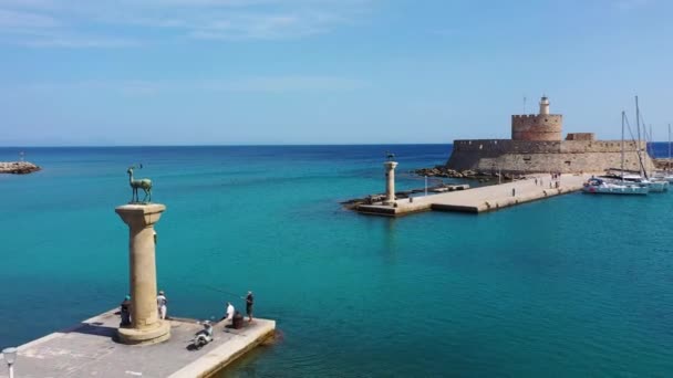 Mandraki Port Deers Statue Colossus Standing Fort Nicholas Rhodes Greece — Stock Video