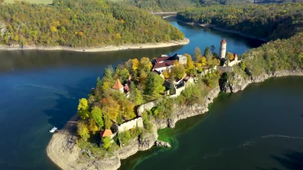 チェコのズヴィコフ城の空中写真 南ボヘミア地方のヴルタヴァ川とオタヴァ川の合流点にあるズヴィコフ城 チェコ共和国のボヘミア南部のズヴィコフ城 — ストック動画