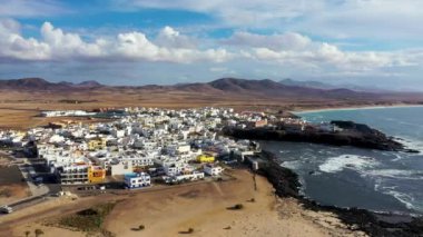 İspanya, Kanarya Adaları, Fuerteventura 'daki El Cotillo şehrinin panoramik manzarası. Adanın kuzeyindeki Fuerteventura, El Cotillo 'nun renkli geleneksel köyleri. İspanya 'nın Kanarya Adaları.