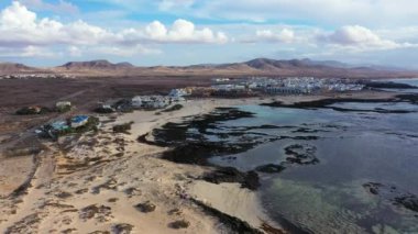 Güzel Playa Chica Sahili, El Cotillo, Fuerteventura, Kanarya Adaları, İspanya. Beyaz kumsal ve turkuaz mavi su El Cotillo, Fuerteventura, Kanarya Adaları 'ndaki La Concha plajı.