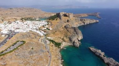 Lindos küçük, bembeyaz bir köy ve Akropolis, Ege Denizi 'ndeki Rhodos Adası manzarası, Rodos, Yunanistan. Lindos Körfezi, Köy ve Akropolis, Rodos, Yunanistan