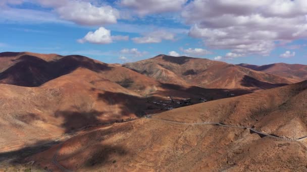 西班牙加那利群岛弗尔特文图拉岛贝当古里亚国家公园 从Fuerteventura的Betancuria国家公园无人驾驶飞机上俯瞰风景如画的山景 — 图库视频影像