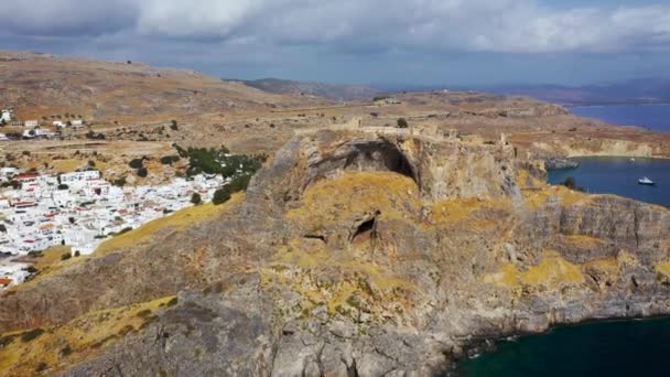 上から見るリンドスのアクロポリスの遺跡 ロードス島 ドデカネス諸島 ギリシャ島 ギリシャ ロードス島のアクロポリス ギリシャの古代建築 — ストック動画