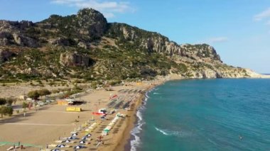 Yukarısından altın kum manzaralı Tsampika plajı, Rodos, Yunanistan. Gökkuşları ünlü Tsampika, Rodos adası, Dodecanese, Yunanistan sahillerine bakıyor