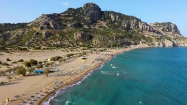 Yukarısından altın kum manzaralı Tsampika plajı, Rodos, Yunanistan. Gökkuşları ünlü Tsampika, Rodos adası, Dodecanese, Yunanistan sahillerine bakıyor