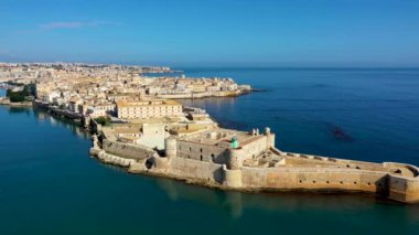 Siracusa, Ortigia Adası havadan, Sicilya, İtalya. Isola di Ortigia, İtalya, Sicilya 'daki Syracuse şehrindeki Ortigia adasının kıyısında. Sahil kasabası Syracuse, Sicilya ve eski Ortigia adası. Hava görünümü.