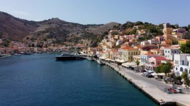 Renkli evler ve küçük teknelerle güzel Yunan adası Symi 'nin (Simi) havadan manzarası. Yunanistan, Suriye adası, Suriye (Rodos yakınlarında), Dodekanese manzarası.