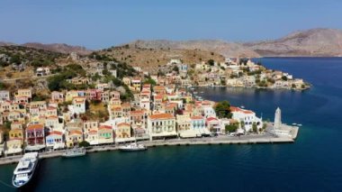 Renkli evler ve küçük teknelerle güzel Yunan adası Symi 'nin (Simi) havadan manzarası. Yunanistan, Suriye adası, Suriye (Rodos yakınlarında), Dodekanese manzarası.