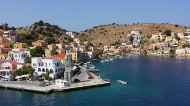 Renkli evler ve küçük teknelerle güzel Yunan adası Symi 'nin (Simi) havadan manzarası. Yunanistan, Suriye adası, Suriye (Rodos yakınlarında), Dodekanese manzarası.